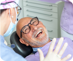 señor sonriendo en dentista