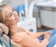 paciente sentado en silla de dentista